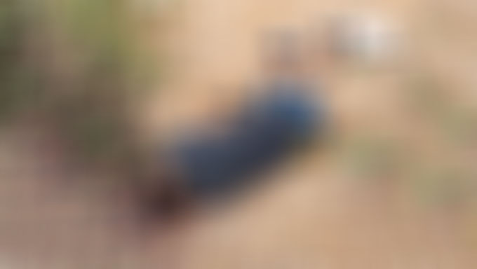  As primeiras informações são de que o corpo está com marcas de tiros na cabeça, o que só será confirmado pelos peritos do ITEP, que já foram acionados ao local junto com a Policia Civil de plantão, a quem compete investigar em casos de crimes contra vida.