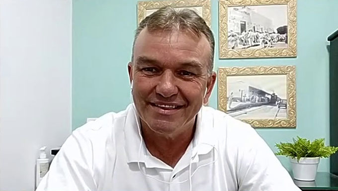  Empresário Edu Licurgo estava em sua propriedade em Caraúbas com a família e amigos, quando sentiu dores no peito e no braço; Com apoio de amigos, seguiu para buscar ajuda médica em Mossoró, mas, ao passar por Governador Dix Sept Rosado, sofreu um infarto e não resistiu; CONFIRA entrevista que gravamos com o empresário ano passado