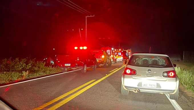   Morreram no local um homem, uma mulher e uma criança; Os três estavam trafegando numa motocicleta, por volta das 19 horas deste domingo, 7, quando teria se envolvido num acidente com o motorista de um Corsa ou Celta, que fugiu do local da ocorrência