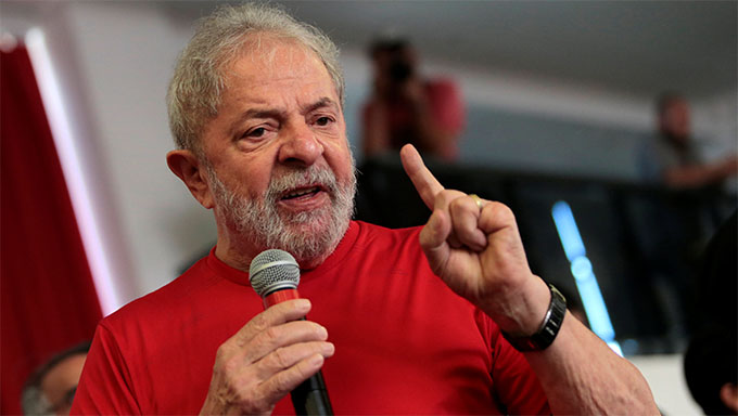   Ministro Edson Fachin anula condenações de Lula e torna ex-presidente elegível. Fachin declarou a incompetência da Justiça Federal do Paraná nos casos do triplex do Guarujá, do sítio de Atibaia e das doações ao Instituto Lula. Segundo o ministro, a 13ª Vara Federal de Curitiba não era o "juiz natural" dos casos. 