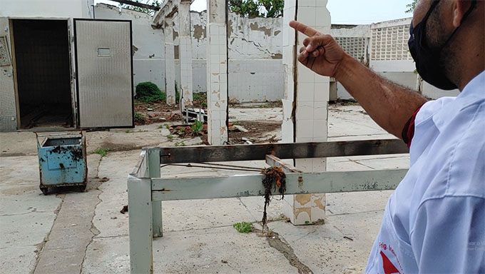   Diretor mostra rastro de destruição e revela rombo de R$ 15 milhões no AFIM. Além da dívida milionária, a situação física deixada pela antiga gestão é caótica, com máquinas sucateadas e  estrutura, literalmente, caindo aos pedaços. O atual diretor administrativo, Alexandro Valentim, mais conhecido como Alex do Frango, acredita que com o apoio da prefeitura de Mossoró e um choque de gestão é possível requerer o abatedouro, para que ele volte a ser lucrativo para a cidade de Mossoró.