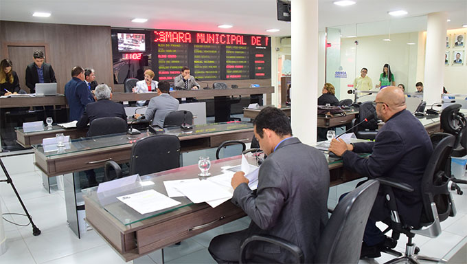   TCE-RN suspende aumento de salário de vereadores de Mossoró, aprovado em 2020. A decisão determinou ainda o prazo de 30 dias para Lawrence comprovar junto ao TCE o efetivo cumprimento da tutela de urgência, sob pena de multa de R$ 5.000,00 por cada dia de atraso.