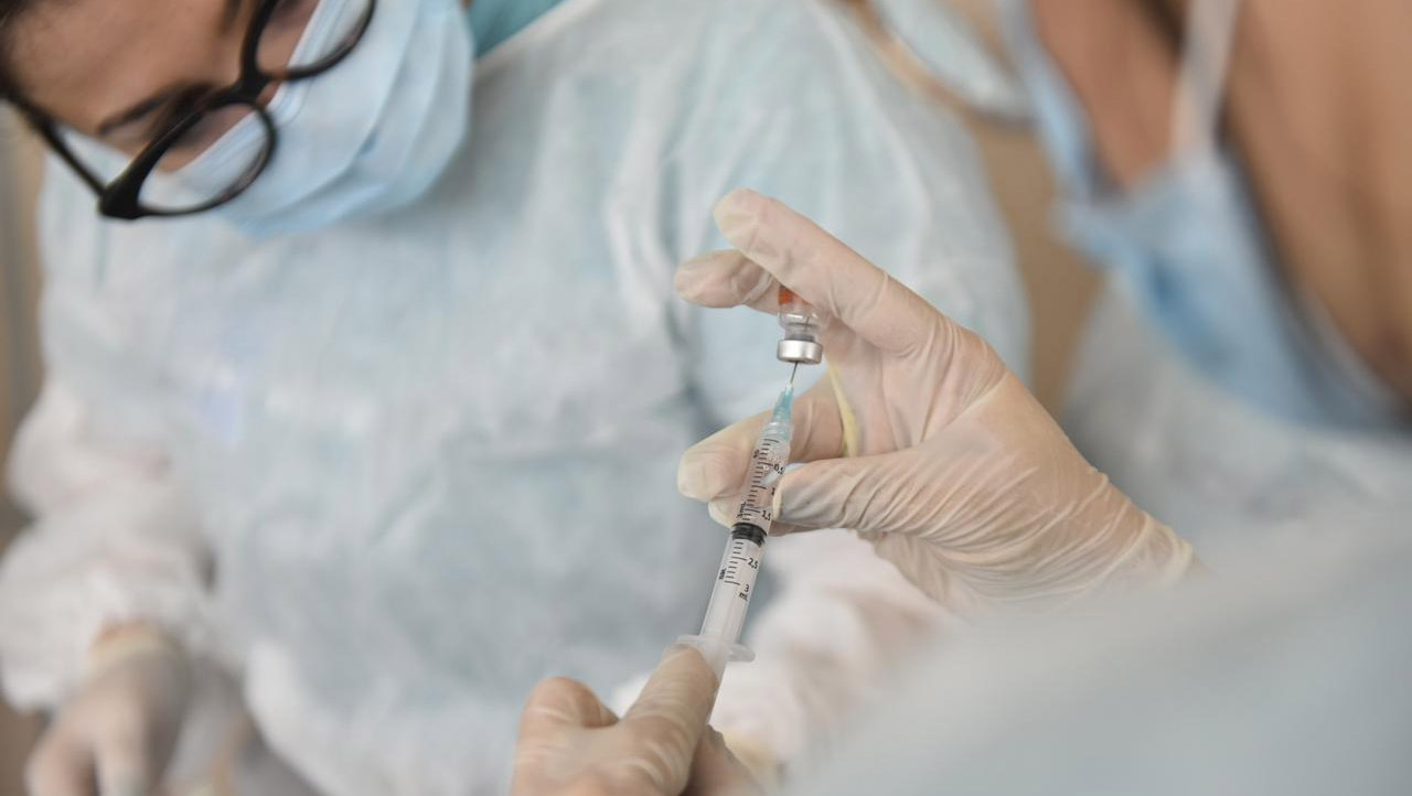   RN recebe mais 43.200 doses da Coronavac nesta quarta-feira, 10. A Secretaria de Estado da Saúde Pública (Sesap) sugere que as novas doses sejam destinadas aos idosos, na faixa etária dos 75 a 79 anos. A expectativa é que estas doses consigam atingir 45% deste público. Metade delas serão enviadas aos municípios, enquanto a outra parte ficará estocada para a aplicação da segunda dose. Os últimos lotes de vacina recebidos pelo estado foi no dia 24 de fevereiro, quando o RN recebeu 35.500 doses da vacina de Oxford e 19.400 doses da Coronavac. Desde o início da campanha de vacinação, o estado já recebeu um total de 273.440 doses das duas vacinas.
