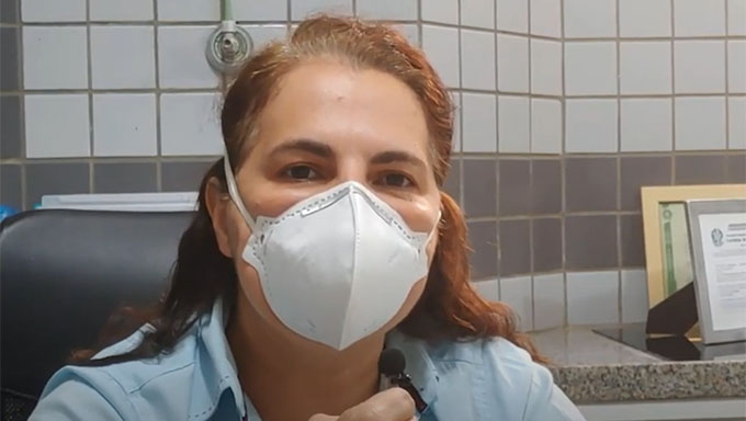   "Desespero. É um momento desesperador", diz diretora da APAMIM. Larizza Queiroz, interventora judicial há seis anos da APAMIM, destaca sua preocupação nesse momento da Pandemia, com a escassez de medicamentos e insumos e com a mortalidade de pessoas jovens. “Uma das nossas preocupações é a questão do abastecimento, de fornecimento de insumos, que nós vivemos isso na primeira onda e nessa segunda onda estamos vendo de novo. O Brasil, por não ter se preparado, o Ministério Saúde, por não estar à frente da organização da Pandemia. Nós estamos padecendo nessa situação, tendo que estados e municípios tomar decisões por conta própria” frisa.