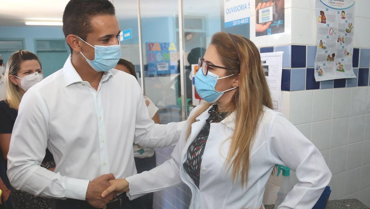  Allyson acompanha médicos aos seus novos postos de trabalho, nas UBS's de Mossoró. O prefeito vem acompanhando os profissionais, credenciados no início do ano, até as unidades básicas de saúde onde cada um será lotado. Nesta sexta-feira (12), a primeira parada foi a UBS Dr. José Leão, no Alto da Conceição, onde também funciona a UBS do bairro Pereiros, cujo prédio está em obra.