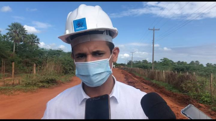   Prefeitura de Mossoró inicia trabalho de recuperação de 30 km de estradas vicinais. O prefeito Allyson Bezerra esteve pessoalmente vistoriando o início das obras de recuperação das estradas, na zona rural de Mossoró. O trabalho foi iniciado nesta terça-feira (16) e atende a um apelo constante da população que depende dessas estradas para se locomover até as suas comunidades. As obras foram iniciadas pela comunidade Bom Destino, que faz parte do polo Alagoinha.
