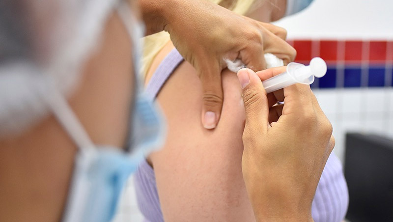   RN recebe 74.600 doses de vacinas hoje (17); 150 mil pessoas já foram vacinadas. As novas doses fazem parte  da remessa entregue pelo Instituto Butantan ao Ministério da Saúde na segunda-feira (15). O último lote de vacinas recebidos pelo estado também foi da CoronaVac. No dia 10 de março, foram enviadas um total de 43.200 doses. Estas foram destinadas à vacinação da população na faixa etária dos 75 a 79 anos. A Sesap deverá emitir nota técnica orientando o uso do lote que será recebido nesta quarta (17).
