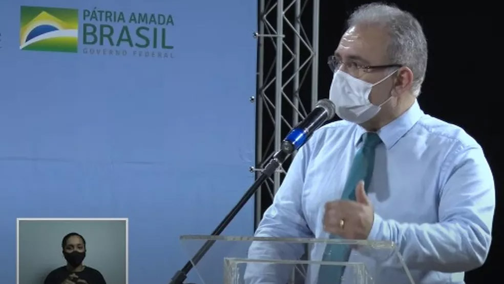   Queiroga diz que óbitos poderão ser reduzidos com isolamento social. A afirmação de Marcelo Queiroga, que assumirá a pasta do Ministério da Saúde no lugar de Eduardo Pazuello, fez a afirmação nesta quarta-feira (17), durante a entrega das primeiras 500 mil doses da vacina contra Covid-19 produzidas pela Fundação Oswaldo Cruz (Fiocruz), no Rio de Janeiro. O futuro ministro também defendeu que outro ponto para conseguir reduzir os óbitos é melhorar a capacidade assistencial dos serviços hospitalares