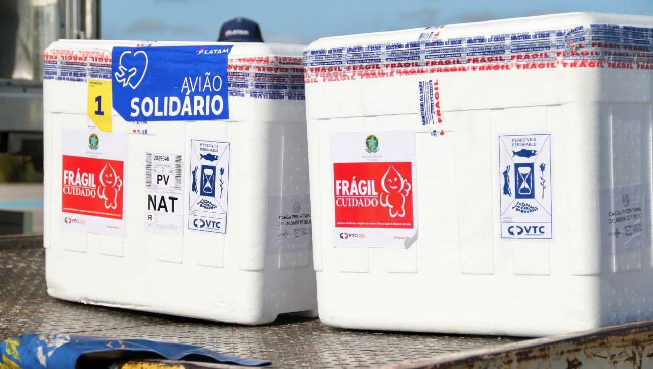   Novas doses da CoronaVac começam a ser distribuídas aos municípios nesta quinta, 18. O RN recebeu ontem (17) mais 74.600 doses do imunizante produzido pelo Instituto Butantan. De acordo com a Sesap, as vacinação começarão a ser distribuídas a partir das 14h, com a mesma logística de apoio montada para as outras operações em parceria com a Secretaria de Estado da Segurança Pública e da Defesa Social (Sesed), a Polícia Militar e o Corpo de Bombeiros Militar.