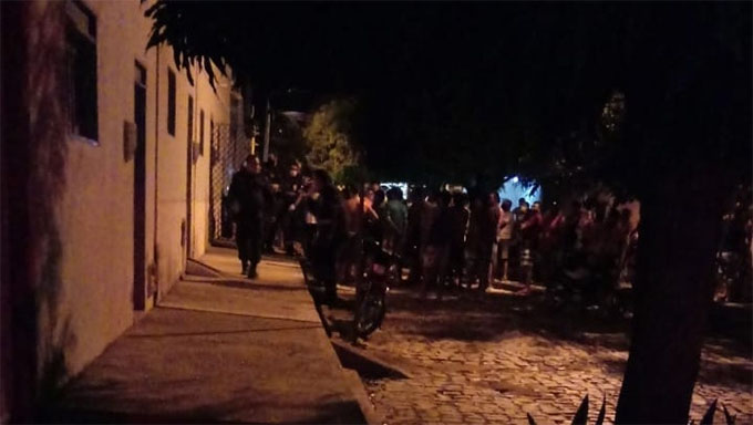   Os dois assassinatos aconteceram no Bairro Lagoa Seca, por volta das 18h40 desta quinta-feira (18). As vítimas foram identificadas como Antônio Kleyton Maia Freitas, o Kleitin, de 24 anos, e  Wanderlei Maia, o Leleu. Segundo informou a PM, Kleyton já tinha três passagens pela polícia por posse e porte de arma de fogo. Ele também é irmão de Francisco Patrício de Freitas Junior, que encontra-se preso, acusado pelo homicídio do engenheiro Euriclides Torres, em junho de 2019. Ainda não se sabe qual teria sido a motivação do crime.