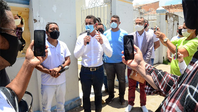   Prefeito anuncia MCJ 2021 virtual, com estrutura e músicos da terra. O prefeito Allyson Bezerra recebeu os músicos na porta da Prefeitura e convidou três representantes para conversar dentro do Salão de Grandes Atos do Palácio da Resistência.