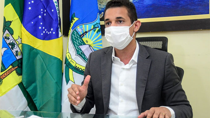   O chefe do Executivo municipal pediu a união dos mossoroenses e conclamou à prevenção. "Quero pedir à cada família de Mossoró que vamos nos cuidar, vamos proteger e cuidar das nossas famílias, independente de onde você vive, more ou da sua condição financeira, porque este vírus não escolhe rico ou pobre”, frisou. 