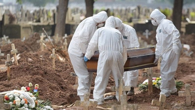   Com recorde de 3.158 mortes em um dia, Brasil vive pior momento da pandemia. O número foi registrado nesta terça-feira (23), fazendo com que o país totalize 298.843 óbitos desde o início da pandemia. A média móvel de mortes no país nos últimos 7 dias chegou a 2.349. Já são 62 dias seguidos com a média móvel de mortes acima da marca de 1 mil; pelo décimo sexto dia a marca aparece acima de 1,5 mil; e o país completa agora uma semana com essa média acima da marca dos 2 mil mortos por dia. Foram 25 recordes seguidos nesse índice, registrados de 27 de fevereiro até aqui.