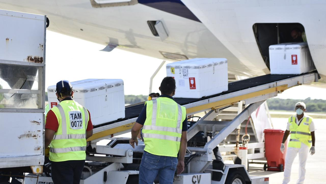   Mais 66.100 doses de vacinas contra a Covid-19 chegam ao RN nesta sexta, 26. A informação foi confirmada pela governadora Fátima Bezerra, por meio de suas redes sociais. Ao todo, serão 48.200 doses da CoronaVac, produzidas pelo Instituto Butantan, e 17.900 da vacina de Oxford, produzidas pela Fiocruz. A previsão é que a aeronave trazendo os imunizantes desembarque no Aeroporto de Natal às 15h20 de sexta.