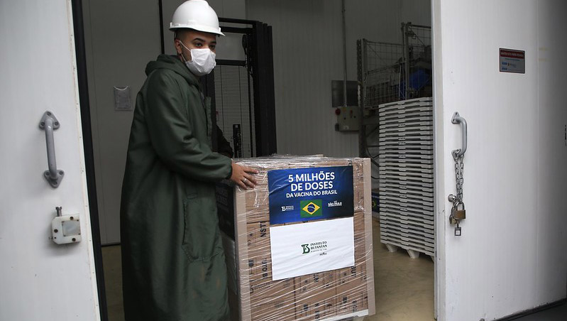   Butantan inicia a semana entregando mais 5 milhões de doses da CoronaVac. Somente neste mês, foram entregues, até agora, 19,3 milhões de doses, quantitativo maior do que o disponibilizado em janeiro e fevereiro juntos. Com o novo carregamento, o total de imunizantes oferecidos pelo Instituto ao Programa Nacional de Imunizações (PNI) chega a 32,8 milhões de doses desde o início das entregas, em 17 de janeiro. Até o fim de abril, o total de vacinas garantidas pelo Butantan ao país somará 46 milhões.