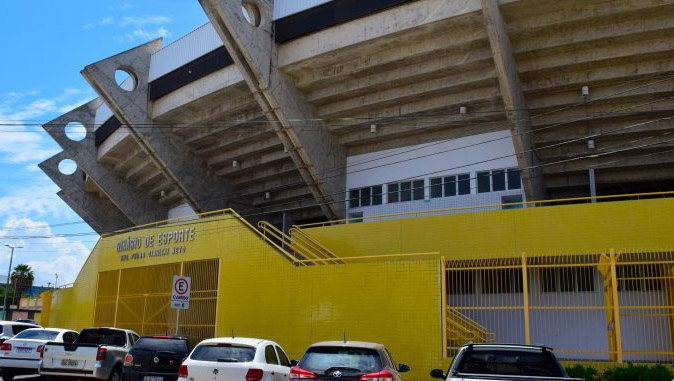   Novo Centro de Testagem começa a funcionar no Pedro Ciarlini, em Mossoró. O prefeito Allyson Bezerra reforçou que devem procurar o local para realização do teste aquelas pessoas que apresentarem sintoma, bem como quem teve contato com paciente que testou positivo para Covid-19. Pede que a população busque realizar o exame logo na fase inicial da doença, evitando que haja agravamento do quadro clínico. “Um pedido meu: não fique com sintomas em casa, porque essa situação de ficar em casa é um dos motivos que muitas das vezes, sem o tratamento inicial, sem o acompanhamento inicial, as pessoas acabam tendo uma piora clínica, dentro de suas casas, depois acabam tendo a necessidade de buscar um leito de UTI ou, se não, já é muito tarde”, disse Allyson