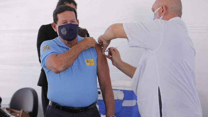   Mourão recebe primeira dose da vacina CoronaVac nesta segunda-feira, 29. O vice-presidente, que tem 67 anos, foi vacinado em Brasília. Em suas redes sociais, Mourão postou a foto do momento da imunização e incentivou a população a buscar pela vacina. “Hoje fiz minha parte como cidadão consciente e recebi a primeira dose da vacina contra a COVID-19 (Coronavac). Espero que, em breve, o maior número possível de vacinas chegue à população brasileira”, escreveu ele.