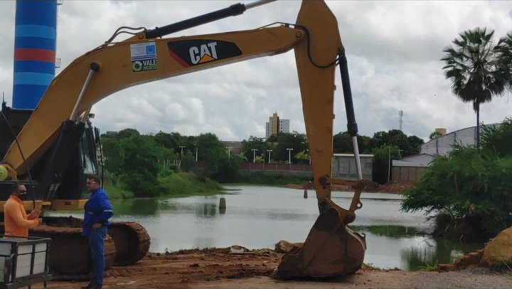   A chamada Lagoa do Bispo, localizada na Rua Duodécimo Rosado, está passando por um intenso trabalho de ampliação da capacidade do poço de sucção. Segundo Brenno, com esse trabalho será possível segurar mais água na lagoa e evitar os alagamentos que causam transtorno até a região da Cobal.