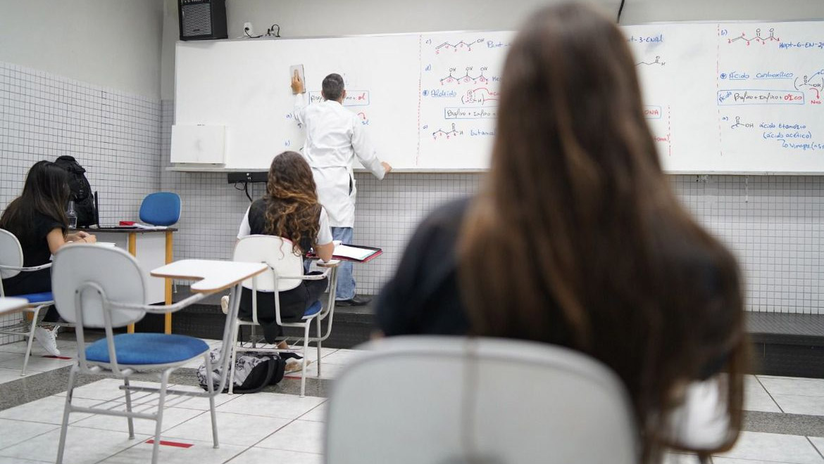   MPRN recomenda inclusão de atividades escolares como serviço essencial em novo decreto. A medida deve valer para todas as etapas da educação básica, das redes de ensino pública e privada. O documento é assinado pelo procurador-geral de Justiça (PGJ) e por mais oito promotores de Justiça integrantes do MPRN. 