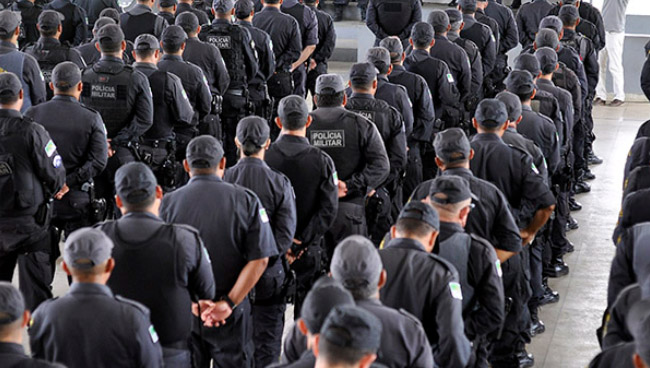   19 policiais militares do RN morreram por complicações da Covid-19 em 2021. Os dados são do Portal da Polícia Militar do Estado. Deste total, 12 estavam atualmente na reserva remunerada da corporação. Desde o início da pandemia, em 2020, 16 profissionais da ativa perderam a vida em virtude da doença. No dia 30 de março, o Ministério da Saúde determinou a inclusão das forças de segurança entre os grupos prioritários da vacinação. A categoria, bem como bombeiros e policiais civis, aguardam o início da vacinação no estado, prevista para esta quinta-feira (8), segundo informou a Sesap.
