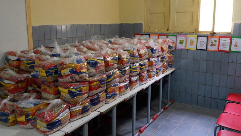   Educação de Mossoró inicia distribuição de kits da merenda escolar. Os kits são compostos por alimentos não perecíveis e os produtos da agricultura familiar. A partir desta semana as escolas municipais de Mossoró distribuirão os kits às famílias dos alunos da Rede Municipal de Ensino em cronograma definido por cada instituição, evitando aglomerações e seguindo todos os protocolos de prevenção à Covid-19. Alunos das 58 escolas municipais serão beneficiados.