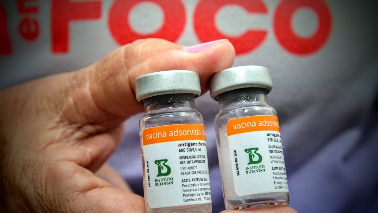 Imagem 1 -  Ampolas da CoronaVac estão chegando aos municípios com menos de 10 doses. Cada ampola deve conter 10 doses, mas estão sendo enviadas pelo fabricante com apenas 9 doses, reduzindo a capacidade de atender à população. O problema foi percebido nos lotes mais recentes que foram enviados pelo Ministério da Saúde aos estados. 