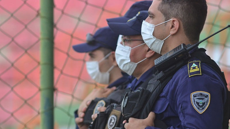   Guarda Municipal intensifica trabalho para garantir mais segurança aos mossoroenses. De acordo com o comandante da Guarda, Thiago Fernandes, em apenas três meses já foram recuperados 22 veículos e 7 armas de fogo foram tiradas de circulação. A Guarda Municipal conta com seis viaturas trabalhando simultaneamente em diferentes pontos da cidade. O patrulhamento acontece 24h por dia, sete dias por semana.