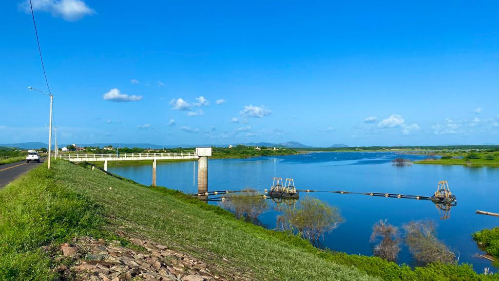   Reservas hídricas do RN apresentam baixa em seu volume total. O Relatório do Volume dos Principais Reservatórios Estaduais, divulgado nesta segunda-feira (12), indica que somente alguns poucos reservatórios da Região Oeste receberam recarga das últimas chuvas. Atualmente, as reservas hídricas superficiais totais do RN, acumulam 1.857.506.562 m³, percentualmente, 42,44% da sua capacidade total. No relatório anterior, divulgado dia 5 de abril, as reservas hídricas somavam 1.863.164.796 m³, equivalentes a 42,57% da sua capacidade total.