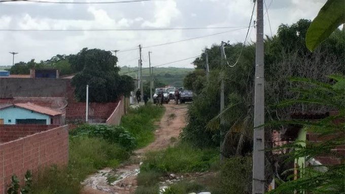   Os dois suspeitos baleados, ainda não identificados, foram conduzidos ao hospital local aonde já chegaram em vida. Todo o material apreendido no local que se encontrava dos suspeitos será conduzido para a Delegacia de Polícia Civil de Apodi, a quem compete investigar os crimes de tráfico de drogas na região de Itaú, Rodolfo Fernandes, Severiano Melo e Taboleiro Grande.