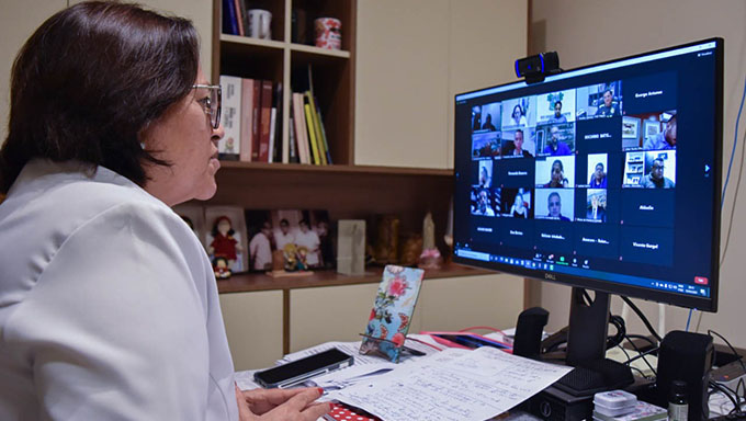   Em reunião com prefeitos para fazer uma avaliação das medidas de enfrentamento do coronavírus e da vacinação, governadora Fatima Bezerra destaca necessidade de aumentar a fiscalização dos protocolos sanitários