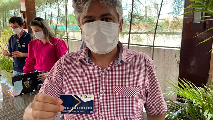 Imagem 1 -  Artur Vale, do município de Governador Dix Sept Rosado, assinou parceria com a Fundação Guimarães Duque, da UFERSA, em Mossoró, para implantar o "cartão do servidor", sem anuidade, em sua cidade. Através deste cartão, o funcionário público vai poder comprar no comércio e contratar serviços para pagar 45 dias depois, sem juros; o gestor aposta no aquecimento dos negócios locais