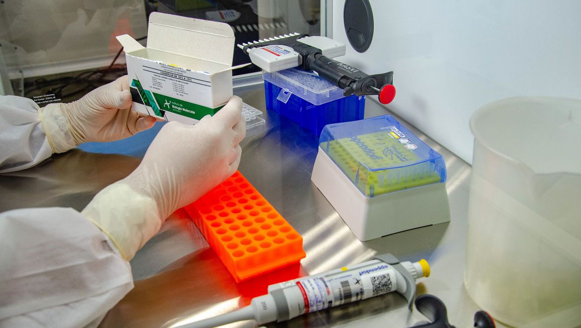   Ministério da Saúde recebe mais 2,8 milhões da vacina de Oxford enviadas pela Fiocruz. A entrega dos imunizantes aconteceu nesta quarta-feira (14). A fundação espera disponibilizar, nesta semana, um total de 5 milhões de doses, com a liberação de mais 2,8 milhões na sexta-feira (16). A entrega semanal de 5 milhões de doses é a maior desde que a Fiocruz começou a produzir a vacina no Instituto de Tecnologia em Imunobiológicos (Bio-Manguinhos), em fevereiro. 