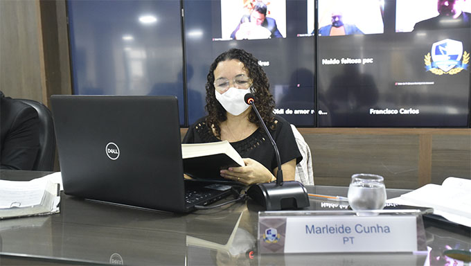   Profissionais de educação terão prioridade para receber vacina contra covid19. O Projeto de Lei nº 90/2021, de autoria da vereadora Marleide Cunha, foi aprovado na Câmara Municipal de Mossoró. O PL dispõe sobre a inclusão dos (as) professores (as) e profissionais da Educação na fase 1, como grupo prioritário no processo de vacinação para o combate e erradicação do vírus COVID-19. O projeto obteve 15 votos favoráveis, 5 ausências e 2 votos contrários. O PL agora segue para o Executivo para ser sancionado ou vetado pelo prefeito Allyson Bezerra.