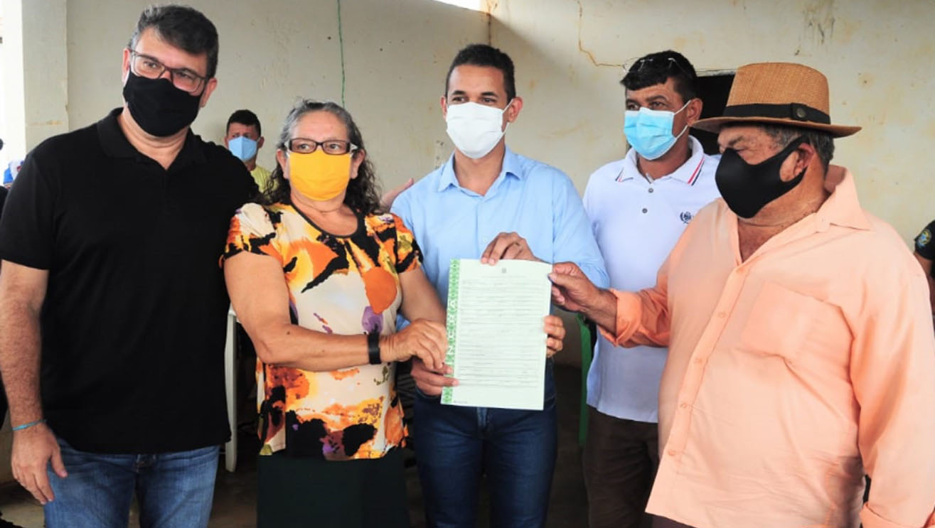   Uma espera de 25 anos: 68 agricultores de Cabelo de Nego recebem título de terra. A cerimônia de entrega do documento aconteceu na manhã desta quinta-feira (15), na comunidade, e contou com a presença de representantes do Instituto Nacional de Colonização e Reforma Agrária (Incra), do prefeito de Mossoró, Allyson Bezerra, e de vereadores representando a Câmara Municipal.