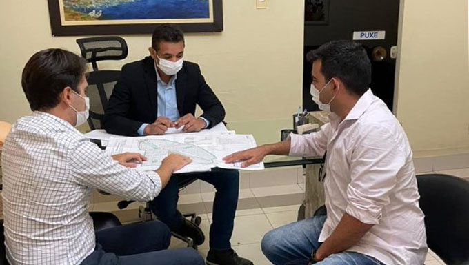   EMBRACO informa investimento de R$ 120 milhões em Mossoró. Diretor da construtora paraibana, Cândido Lucena, e o corretor Renato Figueiredo, comunicaram a construção do Condomínio das Américas ao prefeito Allyson Bezerra, nesta quinta-feira, em audiência realizada no Palácio da Resistência; Serão gerados 200 empregos diretos e mail de mil indiretos na estruturação do projeto.