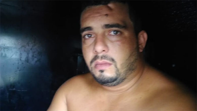 Imagem 1 -  Além do temido "Camilo Bombado", que tem sete ordens de prisão preventiva, a Polícia Civil do RN em parceria com a Policia da Paraíba, prendeu Alan Pereira Paes Maciel, em João Pessoal. Com Bombado, a Polícia apreendeu fuzis, pistolas, explosivos e coletes balísticos