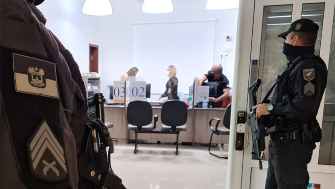  Operação Fura-fila foi deflagrada nesta terça (20), cumprindo 22 mandatos em 10 municípios do RN, inclusive Mossoró. Vereador Diogo Rodrigues da Silva e a mulher, de Parnamirim, são suspeitos de encabeçar esquema de fraudes no sistema de marcação de consultas do SUS. Ao todo, 27 promotores de Justiça, 42 servidores do MPRN e 90 policiais militares participaram da ação.