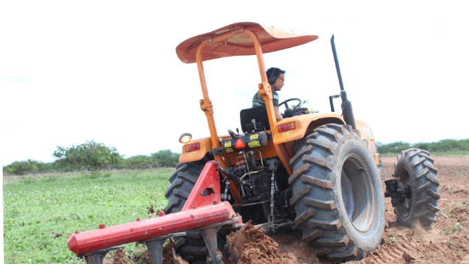   Programa Semear beneficiou 4.500 agricultores em Mossoró. O programa incentiva o pequeno agricultor familiar através do fornecimento gratuito de óleo diesel para o corte de terra na zona rural do município de Mossoró. Cada um recebe 22 litros. O secretario Faviano Moreira, explica que as entregas de ordem para a aquisição do óleo diesel para a realização do corte de terra já foram feitas e as equipes realizam agora o acompanhamento das culturas.