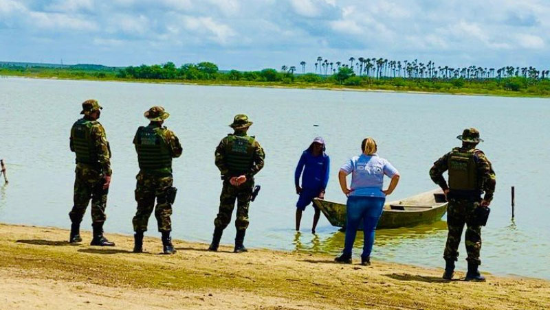   Equipe de fiscalização do Idema verifica mortandade de peixes em Ipanguaçu. O órgão recebeu uma denúncia sobre peixes mortos na Lagoa Ponta Grande, localizada no município. A comunidade do Assentamento Pedro Ezequiel está preocupada com a subsistência, visto que as famílias que moram no local vivem essencialmente da pesca na lagoa. Inicialmente, os fiscais do Idema não identificaram nenhuma alteração que possa ter causado o problema. De acordo com a fiscal do Posto Avançado do Idema no Oeste, Lissandra Cavalcanti, a água que abastece a lagoa vem do canal Pataxó, da Barragem Armando Ribeiro. “Já observamos que no período chuvoso sempre ocorre esse problema, é preciso pesquisar as razões”, informou a fiscal.