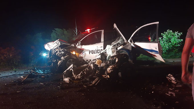   Acidente na RN-117 deixa seis vítimas; um morreu no local e outro no hospital. A batida frontal foi entre um taxi de Mossoró e uma camioneta da PM; Foram socorridos do local os PMs Vidigal, Barreto e Damasceno. O motorista do táxi não resistiu. A mulher e a criança que ele transportava foram socorridos, assim como os PMs, para o Hospital Regional Tarcísio Maia, em Mossoró; a mulher morreu ao chegar no hospital