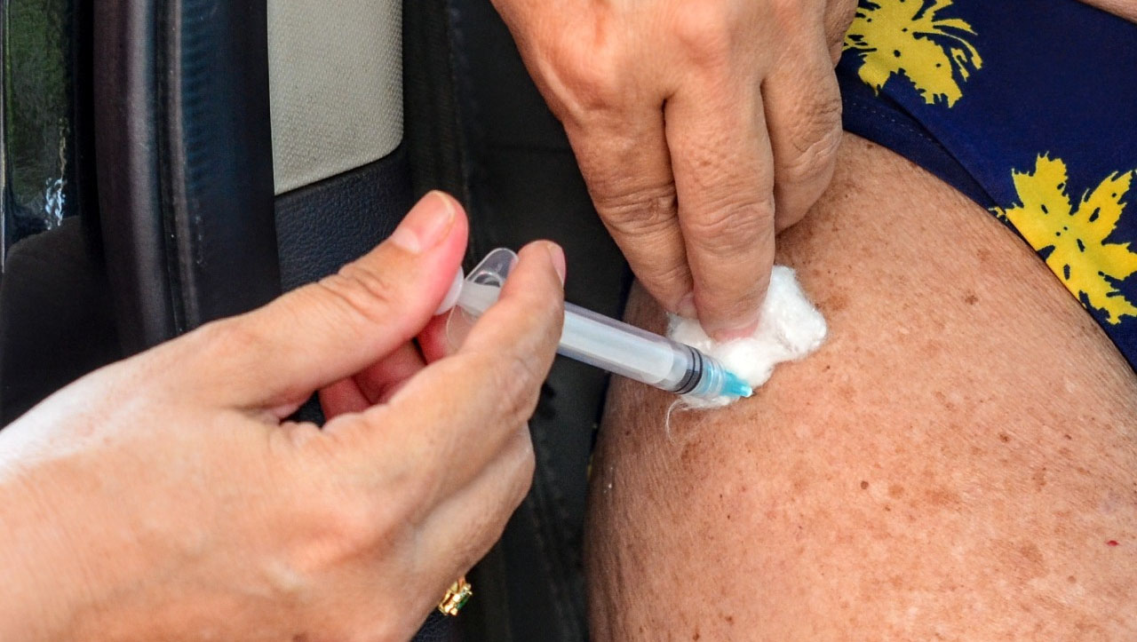   Covid-19: Mossoró Vacina aplicou 514 doses no feriado de Tiradentes. A imunização segue em andamento na cidade durante esta semana para concluir a última faixa etária dos idosos. Além disso, o município iniciou, nesta quinta-feira (22), a vacinação dos grupos das comorbidades, pelo pacientes renais crônicos que fazem tratamento de hemodiálise.