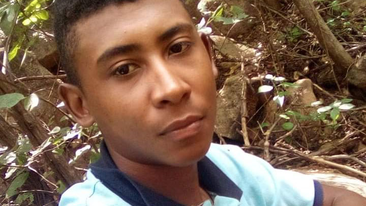   O suspeito do crime é um primo da vítima, identificado como Felipe Silva dos Santos [FOTO], de 19 anos. O rapaz está foragido e a polícia pede ajuda da população para encontrá-lo.
