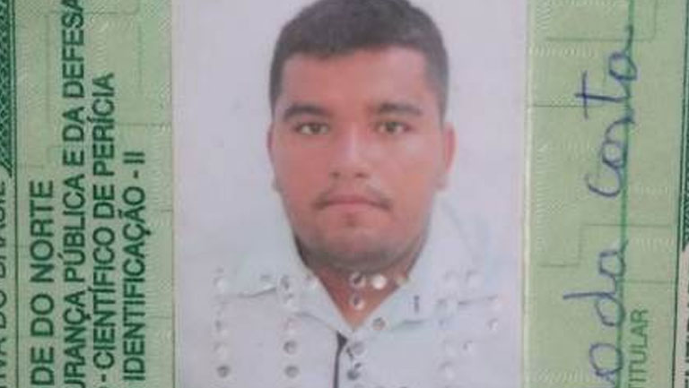   João Paulo Belarmino da Costa, de 26 anos, estava trabalhando em uma obra nas proximidades do IFRN, quando por volta das 14h30 desta sexta-feira (23), foi surpreendido por dois criminosos. Baleado várias vezes, morreu no local; Já o segundo crime aconteceu no Planalto 13 de Maio e a vítima foi Rodrigo Rodrigues; supreendido dentro de casa, a vítima foi morta também a tiros