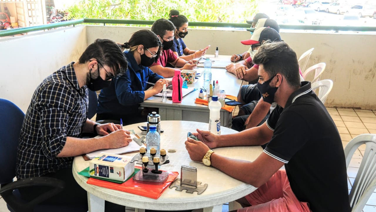   Comerciantes do Vuco Vuco começam a ser cadastrados pela prefeitura. O processo de cadastro contempla as pessoas que possuem barracas e boxes em áreas públicas do mercado popular. A iniciativa faz parte do projeto de organização e ampliação do mercado.. "O nosso objetivo é fazer o estudo, realocando essas pessoas para que elas possam trabalhar de forma organizada, deixando livres as vagas de estacionamento, de passeio público, vagas de deficientes, corredores, área de drenagem”, explicou Juliana Rolim, gerente de fiscalização ambiental e urbanística.