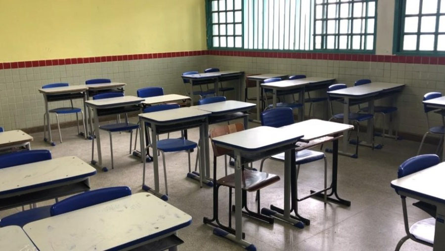   Governo acata decisão judicial e autoriza retomada de aulas no RN. A medida atende a uma decisão do juiz Artur Cortez Bonifácio, da 2ª Vara da Fazenda Pública da Comarca de Natal, por meio da qual determinou um prazo de 48h para a retomada das atividades escolares presenciais.