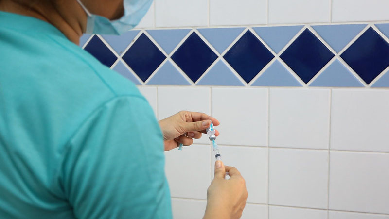  Mossoró passa a vacinar pessoas com Síndrome de Down, a partir de 18 anos. Nesta sexta-feira (30) também foi iniciada a vacinação de pessoas com deficiência, da faixa etária dos 55 aos 59 anos, e que estejam cobertos por benefício da Seguridade Social (INSS).  A vacinação ocorre com a aplicação da primeira dose, exclusivamente com uso da vacina Astrazenica/Oxford. As pessoas que se enquadram nos referidos públicos devem tomar a dose no Ginásio do SESI, das 8h as 16h.