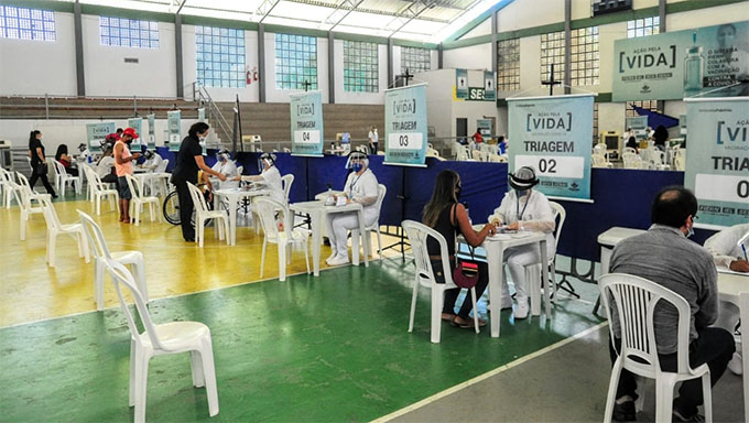   Serão 11 postos de vacinação contando com o Ginásio do Sesi, onde continua a vacinação de pessoas com deficiência de 55 a 59 anos e pessoas com Síndrome de Down. Já nas UBS’s segue a ordem de escalonamento etário na faixa dos 58 a 59 anos de idade.