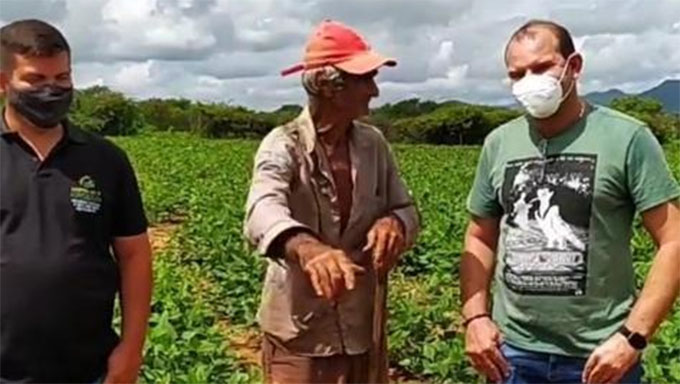    “É uma coisa linda, maravilhosa de se ver”, diz o prefeito Raimundo Pezão, fazendo referência aos plantios de feijão, milho e sorgo na zona rural de Umarizal-RN.  A safra está segura, graças a agilidade no corte de terra e na distribuição de sementes no início do inverno.