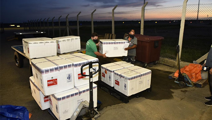   O Governo do Estado informa que, com esta remessa, o Rio Grande do Norte já contabiliza mais de milhão de doses recebidas; Sobre a segunda dose da CoronaVac, que é o que preocupa o cidadão Potiguar, ainda está muito abaixo do que o RN precisa receber para concluir o ciclo de imunização de quem tomou a primeira dose.