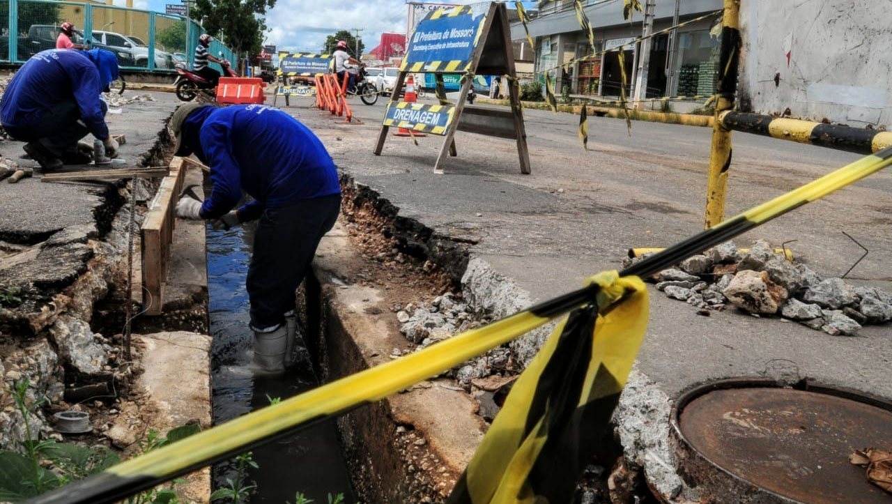   Secretaria intensifica Trabalho de desobstrução de rede de drenagem, em Mossoró. O trabalho preventivo vem sendo realizado desde o início do ano, quando a Prefeitura mapeou ao menos vinte pontos críticos da cidade que necessitavam de serviços e obras visando evitar as típicas inundações do período chuvoso em Mossoró.As equipes da Secretaria de Infraestrutura seguem trabalhando intensamente, inclusive nos fins de semana e feriados, para atender as demandas da população. Na sexta-feira, 30, por exemplo, a força-tarefa da Prefeitura desobstruiu bocas de lobo e galerias em bairros como Belo Horizonte e Santo Antônio.